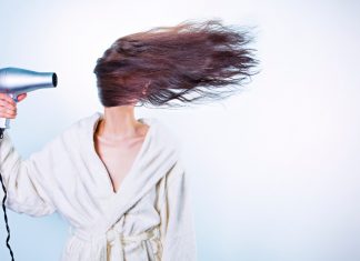 Daca ai parul drept, acestia sunt pasii pe care trebuie sa ii urmezi pentru a obtine volum