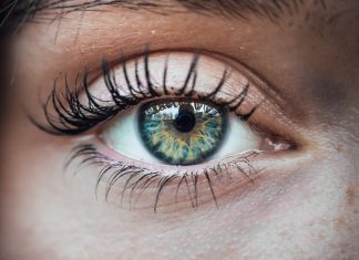 Lentile colorate albastre sau verzi? Metode pentru a imbunătăţi coloritul natural al ochilor